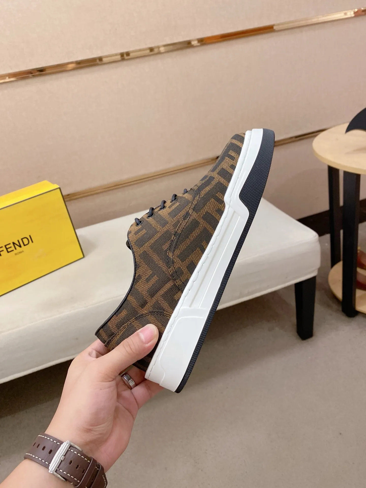 Men's shoes 💰 420💰 (FENDI) New high-top 👊🏻 upper 🇮🇹 imported cowhide fabric 🇩🇪 lining imported sheepskin lining. The original outsole is molded to highlight the identity of every man, and the upper foot is stable and stable🚶🏻🚶🏻The high-end custom counters reproduce the original version📯No matter the wind or rain, the shoe last remains unchanged and can withstand the verification of time🔍️,🔵 Size: 38-44 (45 is custom-made and cannot be returned or exchanged